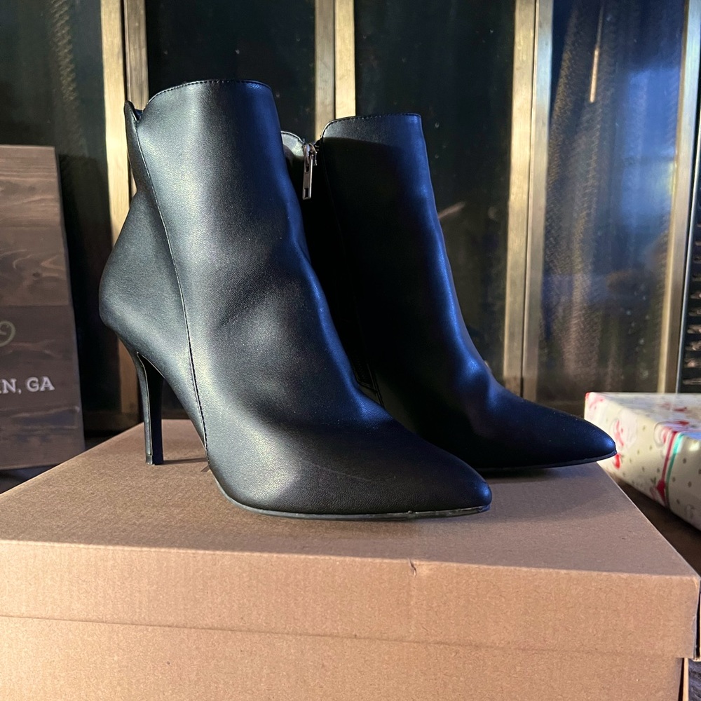 EUC black heeled boots